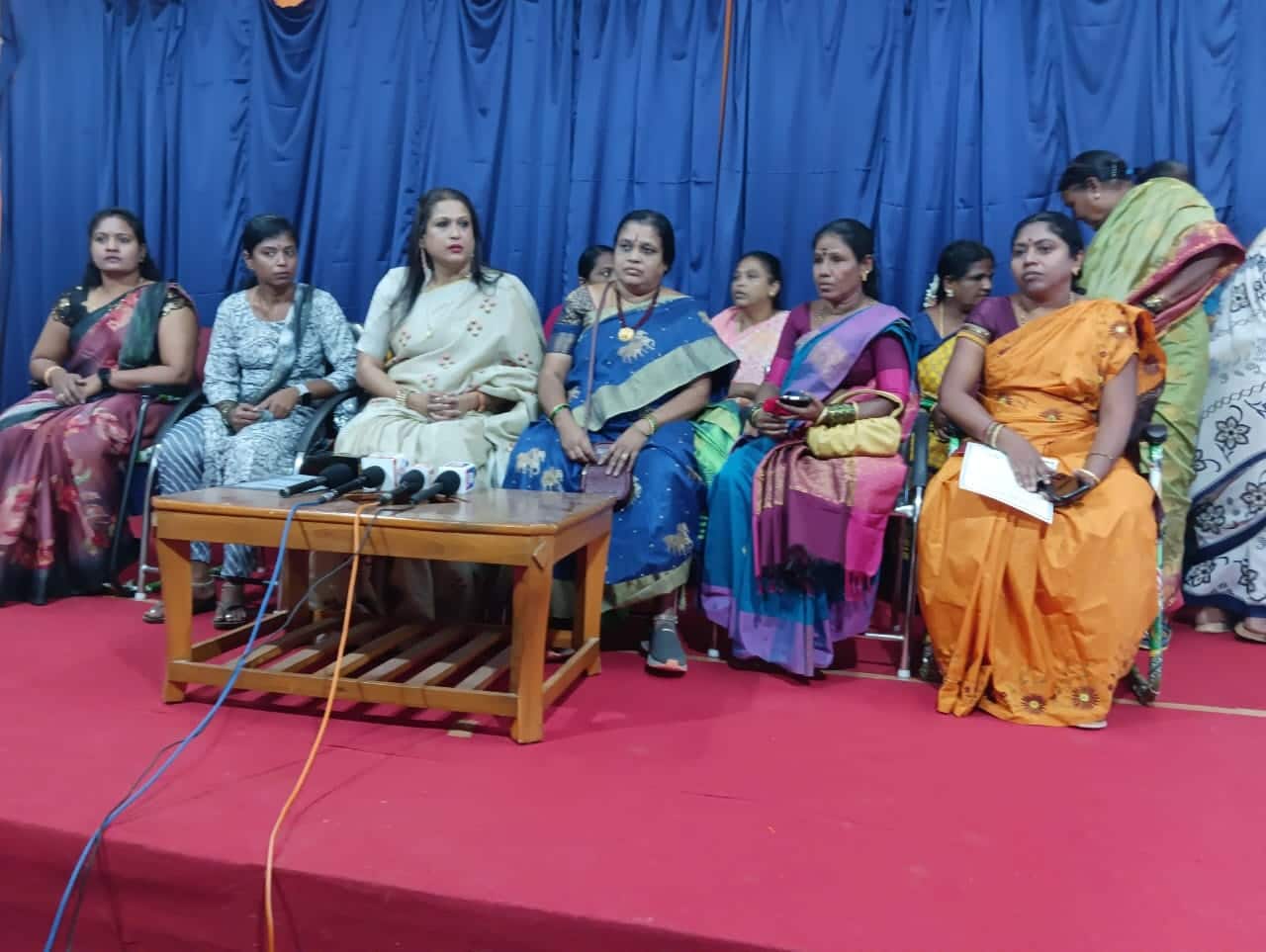 ಸಿಕೆಬಿ-1 ಸುದ್ದಿಗೋಷ್ಟಿಯಲ್ಲಿ ಕರ್ನಾಟಕ ಪ್ರದೇಶ ಮಹಿಳಾ ಕಾಂಗ್ರೆಸ್ ನ ಚಿಕ್ಕಬಳ್ಳಾಪುರ ಜಿಲ್ಲೆಯ ಉಸ್ತುವಾರಿ ಮಮತಾಮೂರ್ತಿ ಮಾತನಾಡಿದರು.     | Kannada Prabha